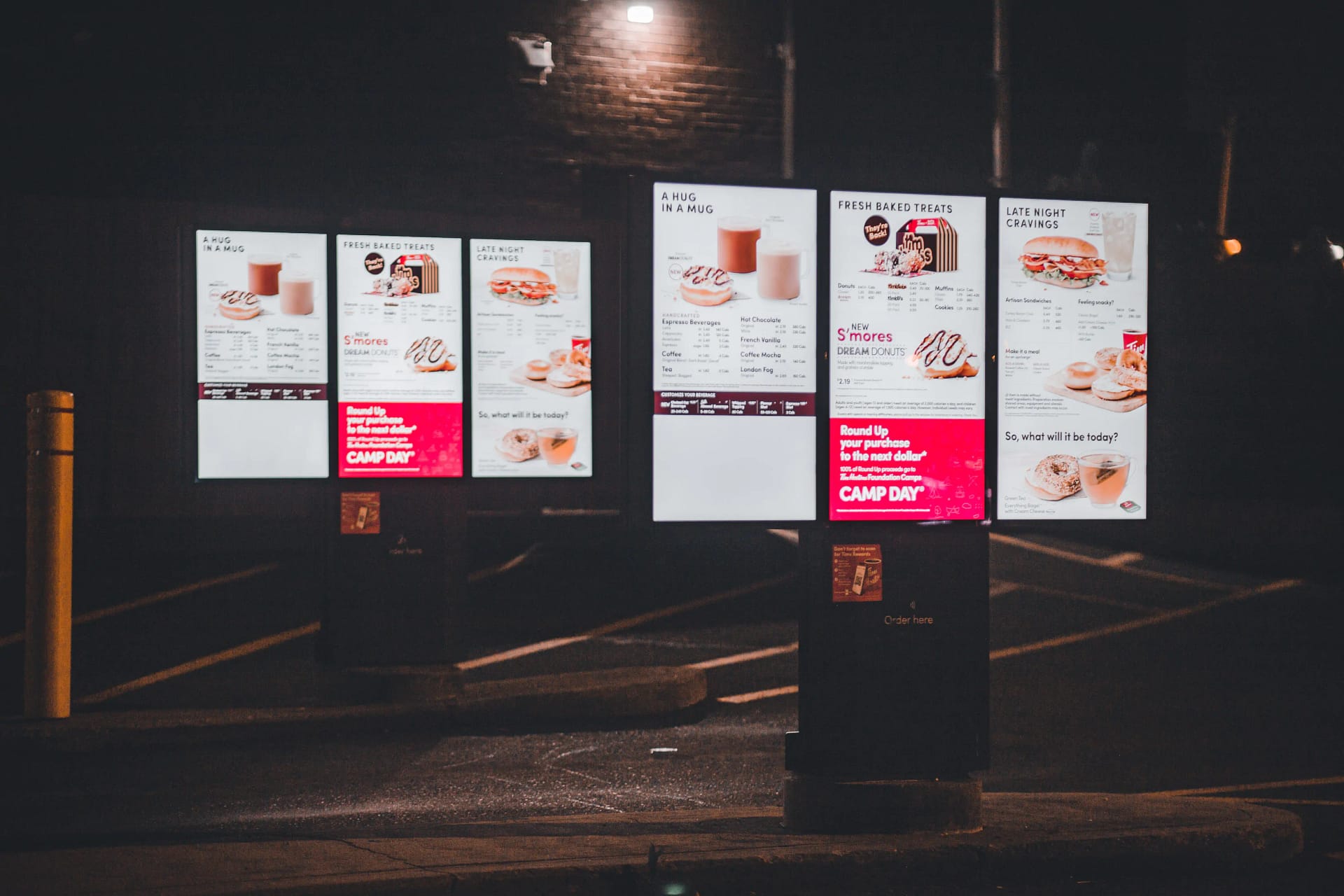 5 Best Digital Signage Ads To Attract More Customers (2023 Guide